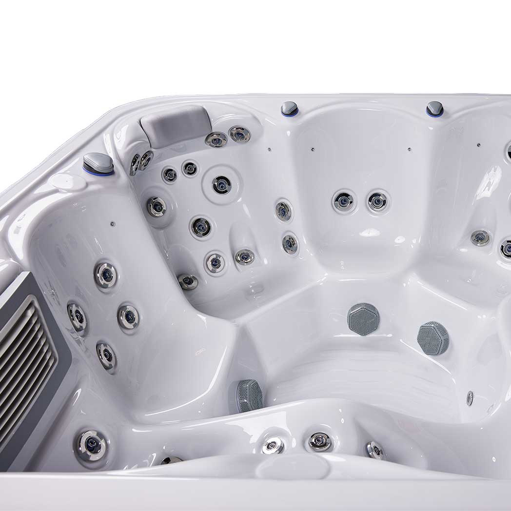 New York Hot Tub - Image 4