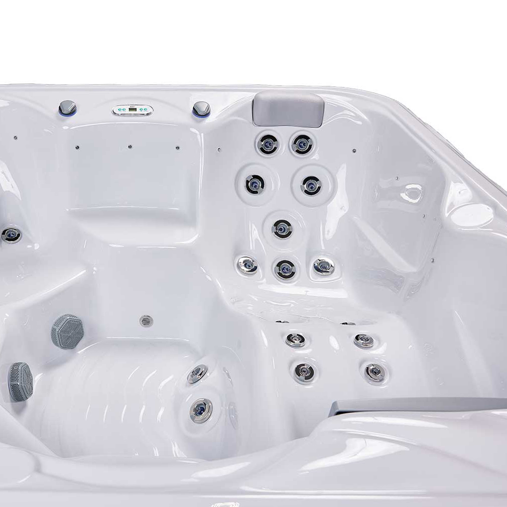 New York Hot Tub - Image 7